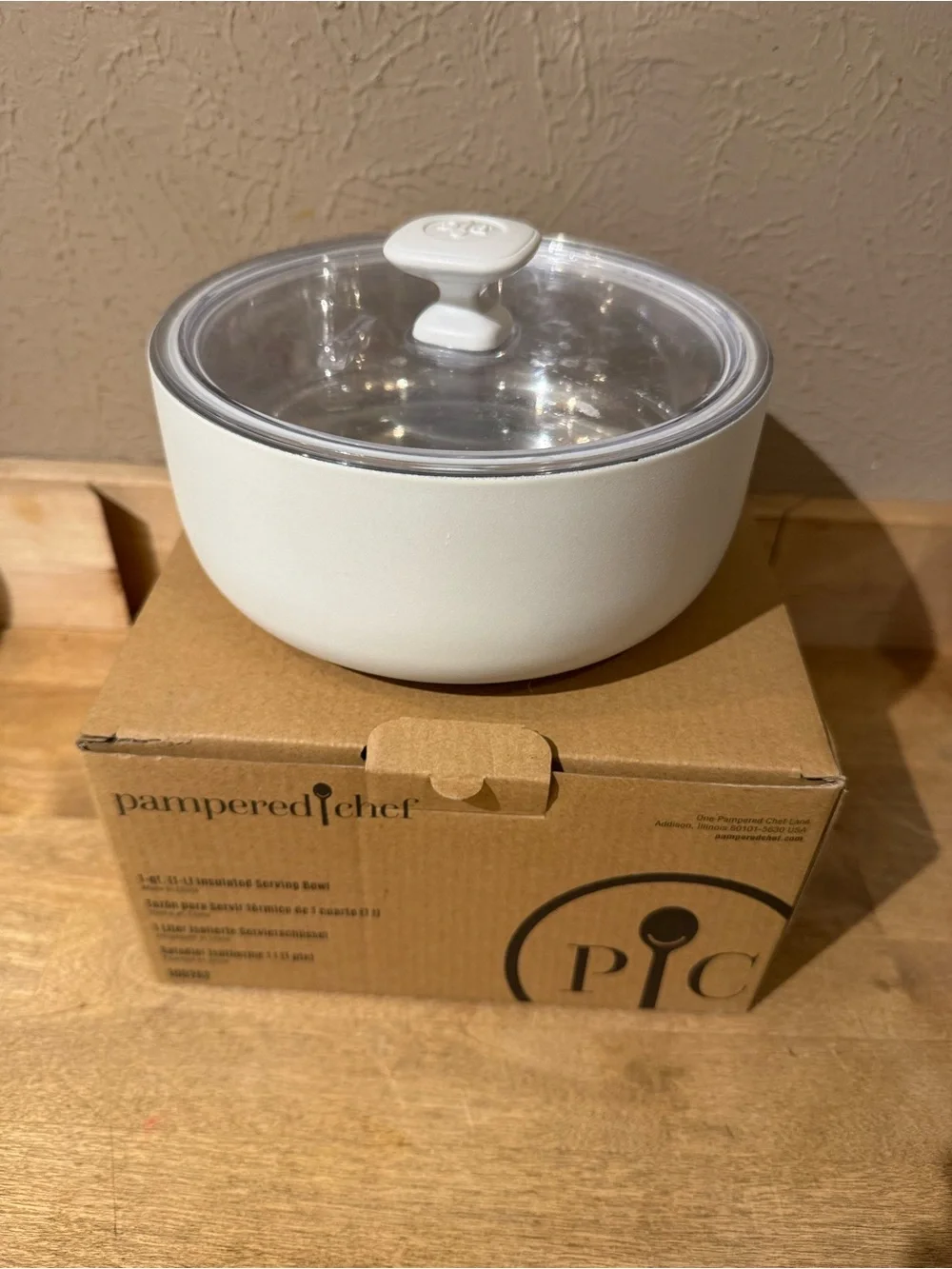 Pampered Chef 1-qt. White Insulated Serving Bowl with Lid - Picture 2 of 5